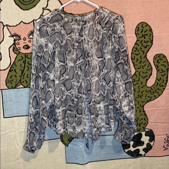 Snake print blouse - Picture 4 of 4